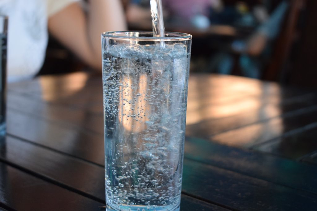 Glas Wasser auf dem Tisch